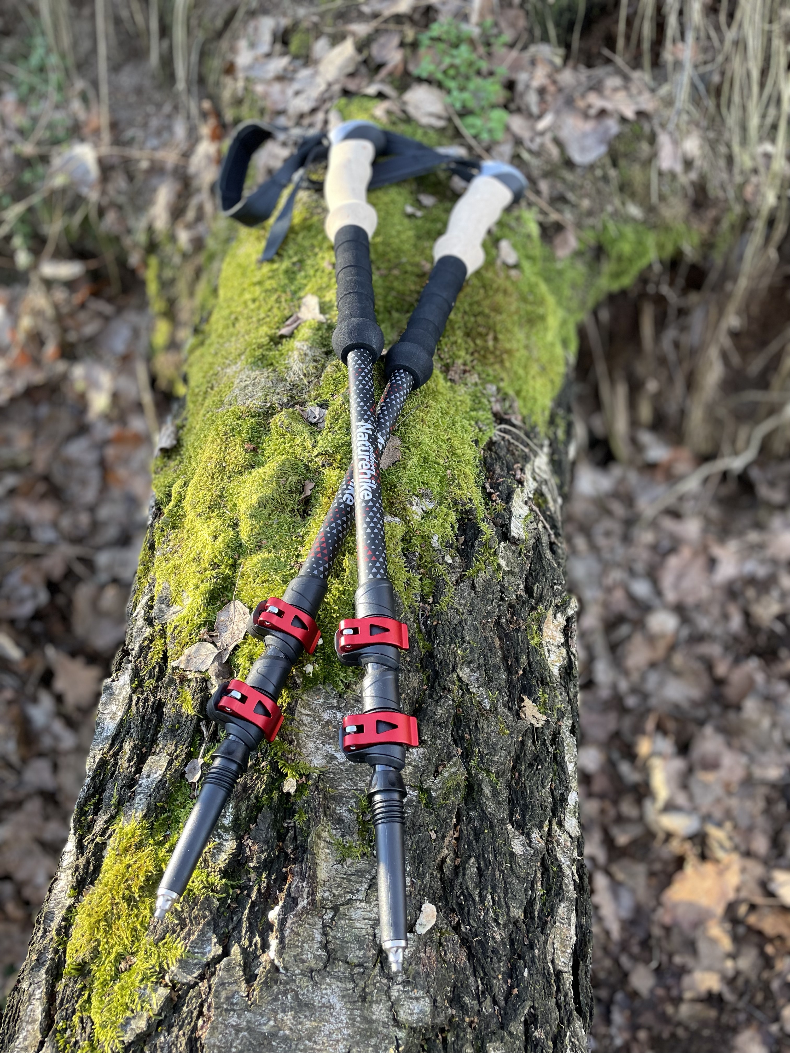 Naturehike karbónové trekové palice DS03 pár 400g - čierno / červené