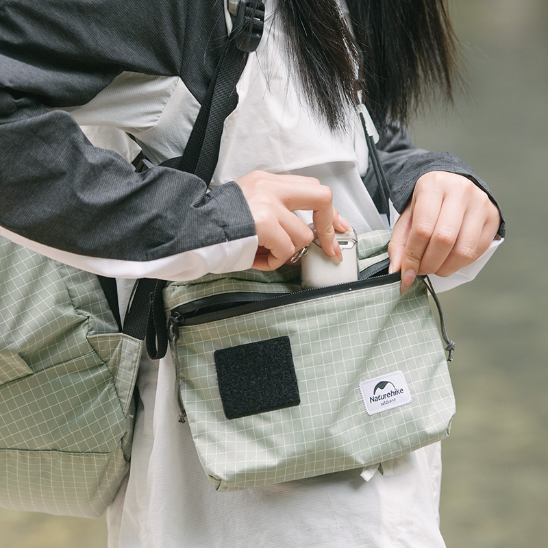 Naturehike taška cez rameno Mia 3l 84g - svetlo šedá